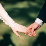 Kto platí za svadbu a aké sú s tým spojené tradície?